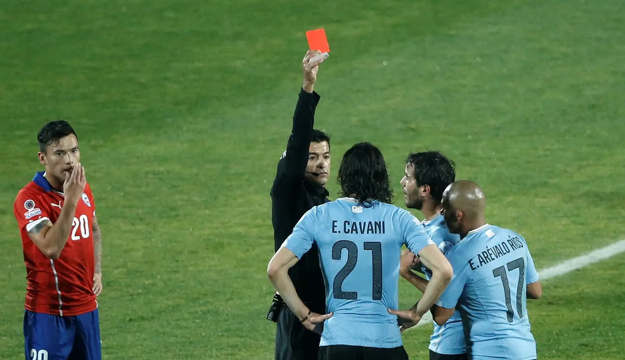 Edinson Cavani mendapat kartu merah dari wasit setelah menerima kartu kuning kedua karena menampar Gonzalo Jara. (AP Photo/Silvia Izquierdo)