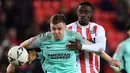 Pemain Brighton and Hove Albion Evan Ferguson (kiri) bersaing memperebutkan bola dengan pemain Stoke City Axel Tuanzebe (kanan) pada pertandingan sepak bola putaran kelima Piala FA di Stadion bet365, Stoke on Trent, Inggris, 28 Februari 2023. Brighton and Hove Albion mengalahkan Stoke City dengan skor 1-0. (Oli SCARFF/AFP)