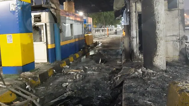 Gerbang tol dibakar