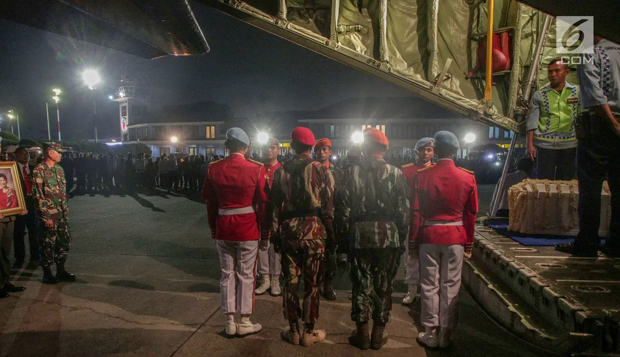 Peti jenazah Kristiani Herrawati atau Ani Yudhoyono tiba di Lanud Halim Perdanakusumah, Jakarta Timur, Sabtu (1/6/2019). Almarhumah meninggal dunia di National University Hospital (NUH) Singapura dan akan dikebumikan di TMP Kalibata pada hari Minggu. (Liputan6.com/Faizal Fanani)