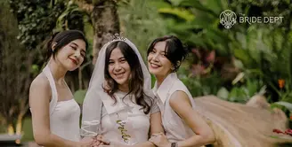 Apalah arti bridal shower tanpa kehadiran sahabat. Semua kompak pakai outfit warna putih. Termasuk sahabat dari kalangan selebritis seperti Sheila Dara dan Fita Anggriani.  [Foto: @maxwillyphotography]