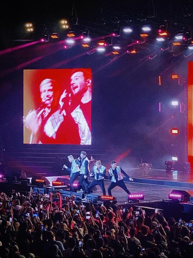 6 Potret Keseruan Yuki Kato Temani Sang Ibunda Nonton Konser Westlife