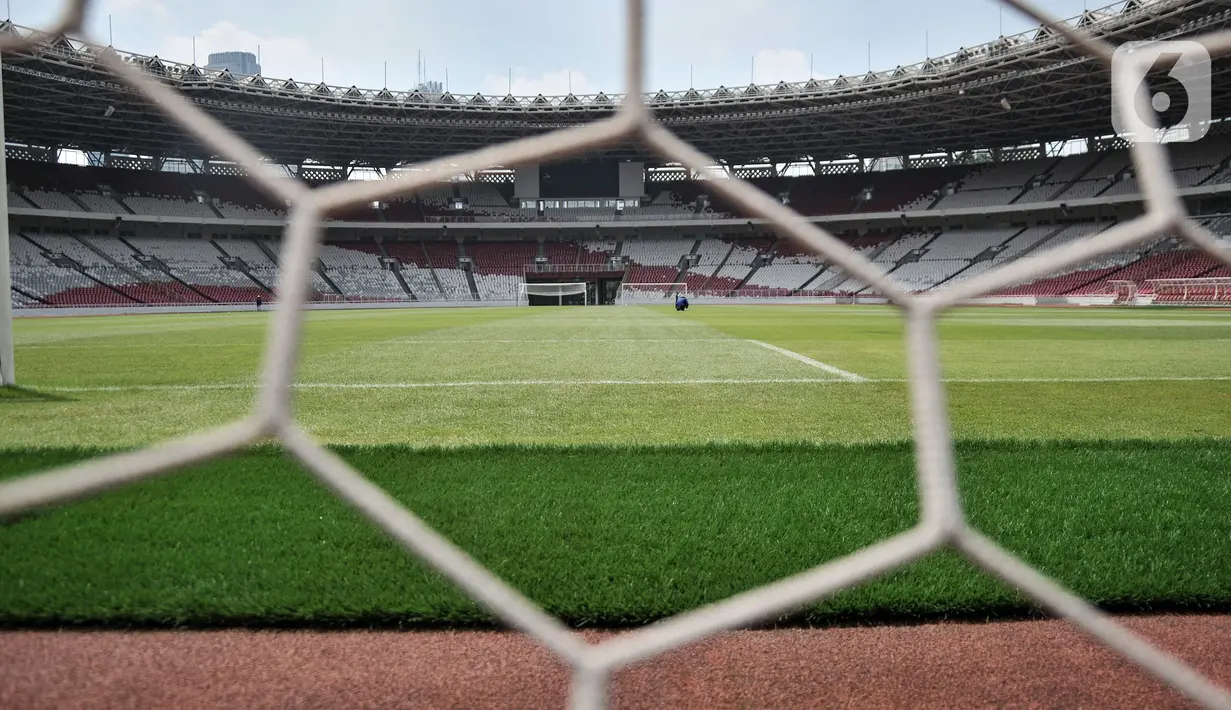 <p>Aktivitas pekerja saat perawatan lapangan Stadion Utama Gelora Bung Karno Senayan, Jakarta Pusat, Kamis (12/1/2023). Perawatan kebersihan Stadion berkapasitas 88.083 penonton tersebut dilakukan secara rutin jelang pertandingan Internasional Sepakbola U-20 di Indonesia yang diikuti 24 negara untuk ajang bergengsi sepak bola yang akan berlangsung 20 Mei hingga 11 Juni 2023 mendatang. (merdeka.com/Iqbal S Nugroho)</p>