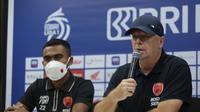 Pelatih PSM Makassar, Joop Gall (kanan). (Bola.com/Abdi Satria)