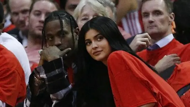 [Bintang] Kylie Jenner - Travis Scott