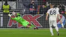 Kiper Eintracht Frankfurt Kevin Trapp (kiri) melakukan penyelamatan tendangan penalti dari pemain Napoli Khvicha Kvaratskhelia pada pertandingan sepak bola babak 16 besar Liga Champions di Deutsche Bank Arena, Frankfurt, Jerman, 21 Februari 2023. Napoli mengalahkan Eintracht Frankfurt dengan skor 2-0. (AP Photo/Michael Probst)