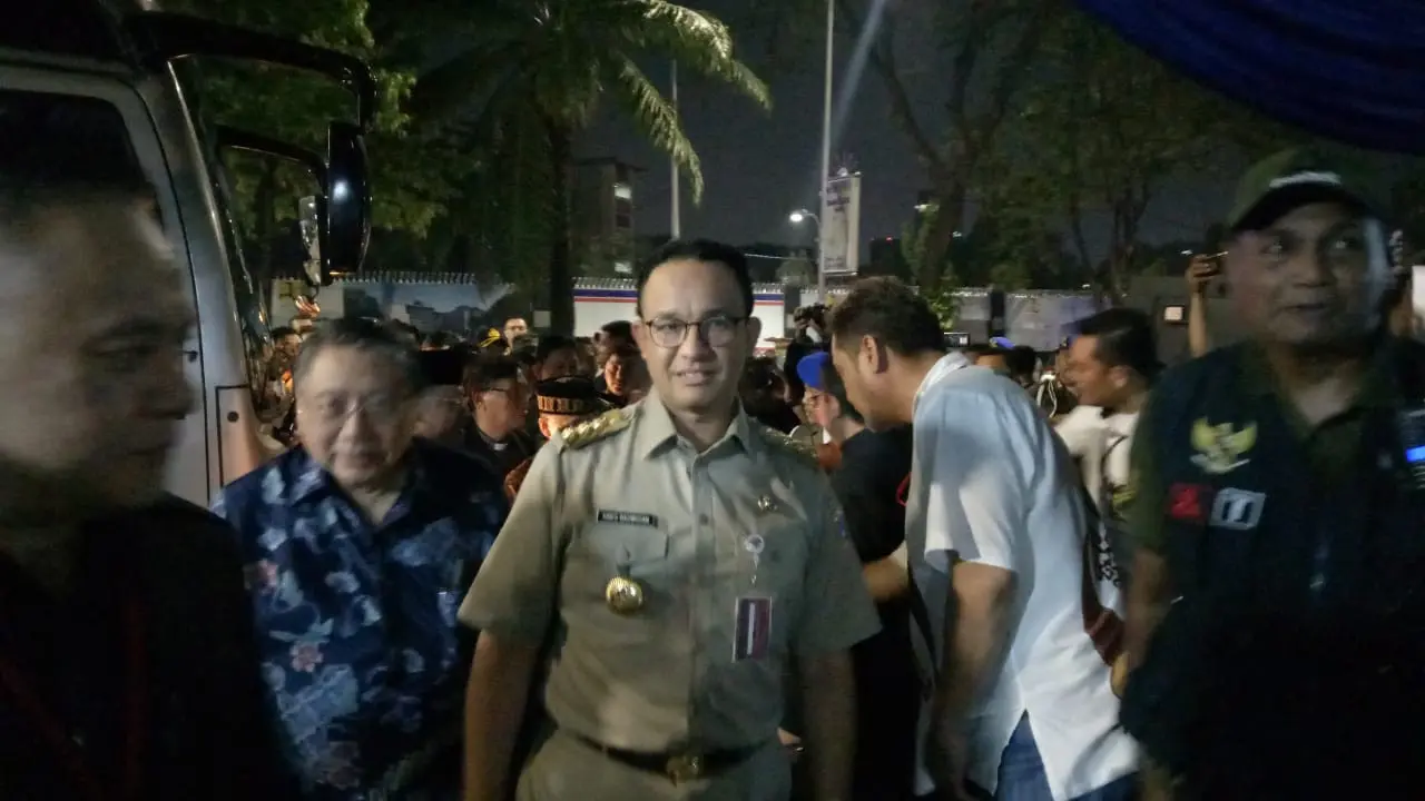 Gubernur DKI Anies Baswedan saat ke Gereja Katedral di malam Natal 2019. (Liputan6.com/Putu Merta Surya Putra)