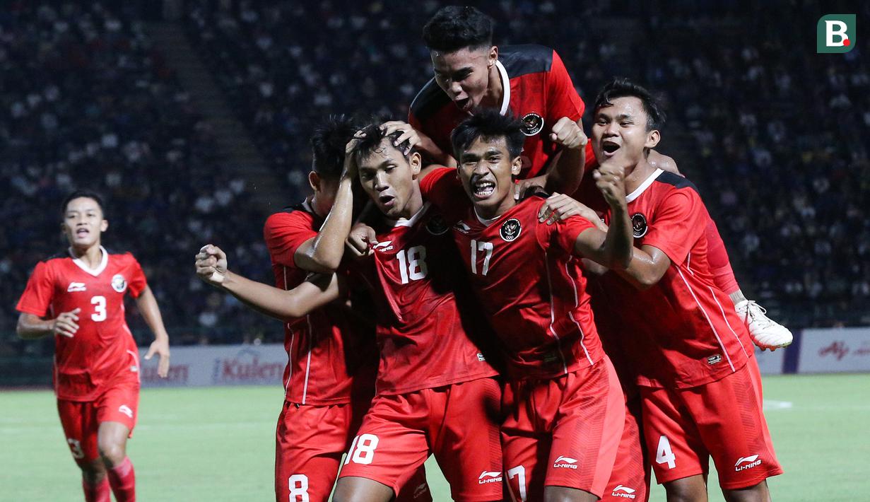<p>Selebrasi para pemain Timnas Indonesia U-22 setelah Titan Agung Fawwazi mencetak gol pertama ke gawang Kamboja pada laga keempat Grup A SEA Games 2023 di Olympic National Stadium, Phnom Penh, Kamboja, Rabu (10/5/2023). (Bola.com/Abdul Aziz)</p>