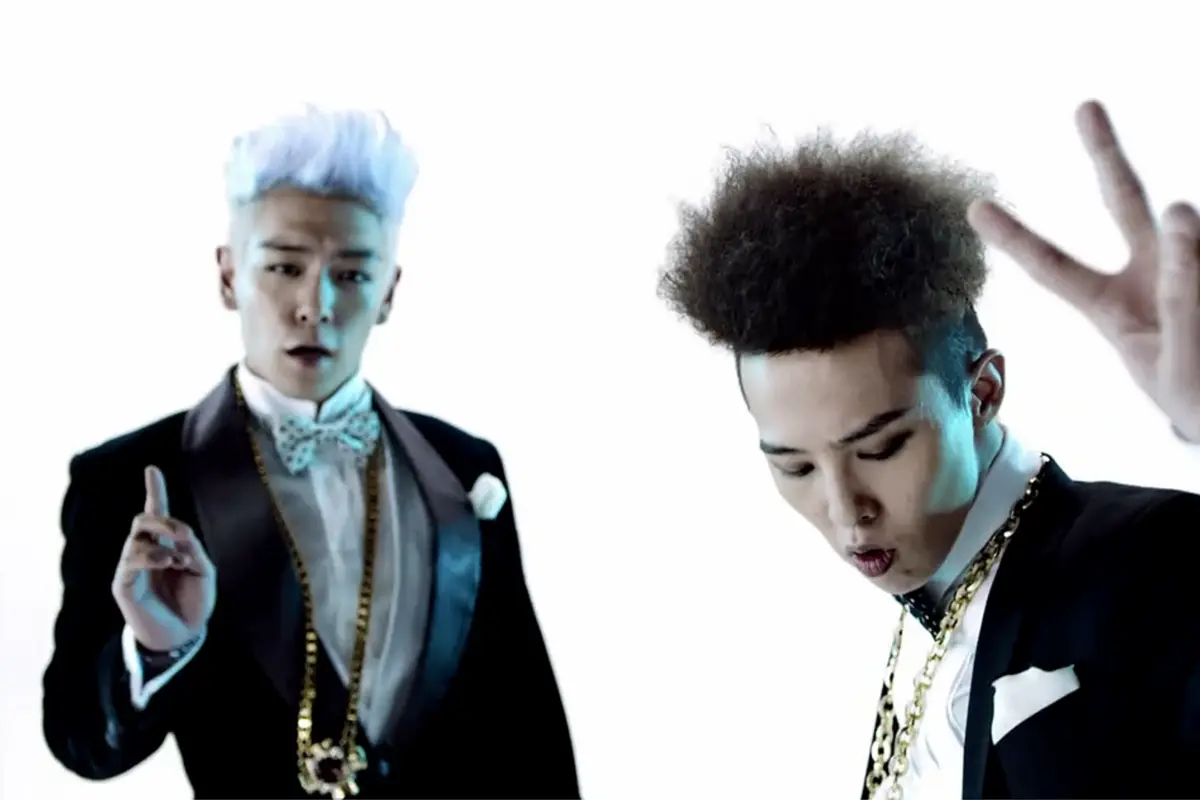 GD-TOP Bergaya Buang Air Kecil dalam Poster Promosi Karya Baru