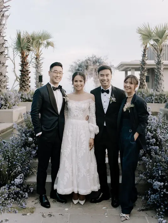 Di acara resepsi pernikahan Maudy Ayunda, Vidi dan Sheila juga tampil serasi. Vidi Aldiano dengan gaya gentleman mengenakan setelan jas dan celana panjang hitamnya yang dipadu padankan dengan kemeja putih dan dasi kupu-kupu hitam, sedangkan Sheila pun tampil boyish dengan inner, blazer, dan celana panjang hitam. [Foto: Instagram/vidialdiano]