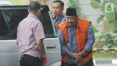 Swasta penyuap Bupati Indramayu Supendi, Carsa AS mengenakan rompi tahanan tiba di Gedung KPK, Jakarta, Jumat (13/11/2019). Carsa AS diperiksa sebagai saksi untuk tersangka Bupati Indramayu, Supendi mendalami aliran dana suap. (merdeka.com/Dwi Narwoko)