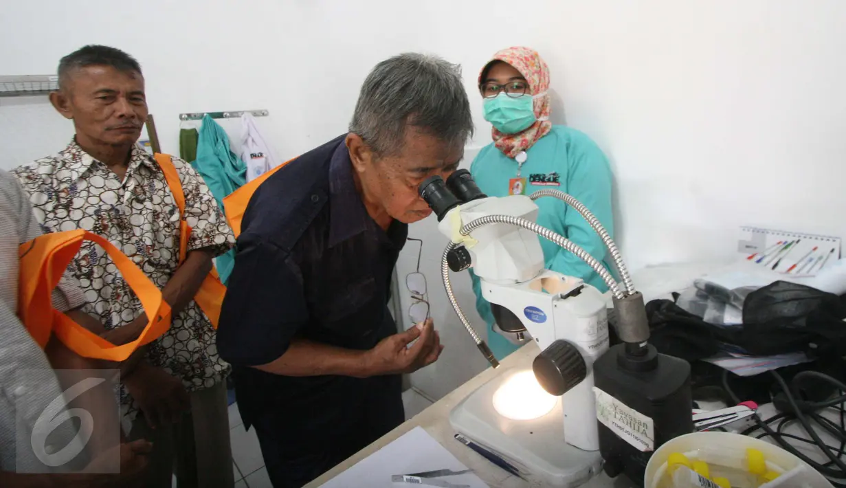 Sejumlah pengunjung mengunjungi di Laboratorium EDP Yogyakarta yang di buka untuk umum, (16/6). Nyamuk pengendali alami DBD yang akan di lepasliarkan di daerah yang menjadi endemi demam berdarah. (Boy Harjanto)