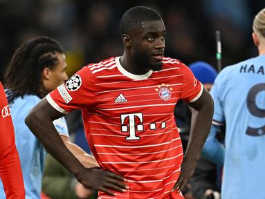 Reaksi pemain Bayern Munchen, Dayot Upamecano setelah timnya dikalahkan Manchester City dengan skor 0-3 pada laga leg pertama perempat final Liga Champions 2022/2023 di Etihad Stadium, Manchester, Rabu (12/04/2023) WIB. Upamecano menjadi titik terlemah di pertahanan Die Roten. Ia benar-benar kesulitan berduel satu lawan satu dengan Haaland dan membuat blunder fatal pada gol Bernardo Silva. (AFP/Paul Ellis)