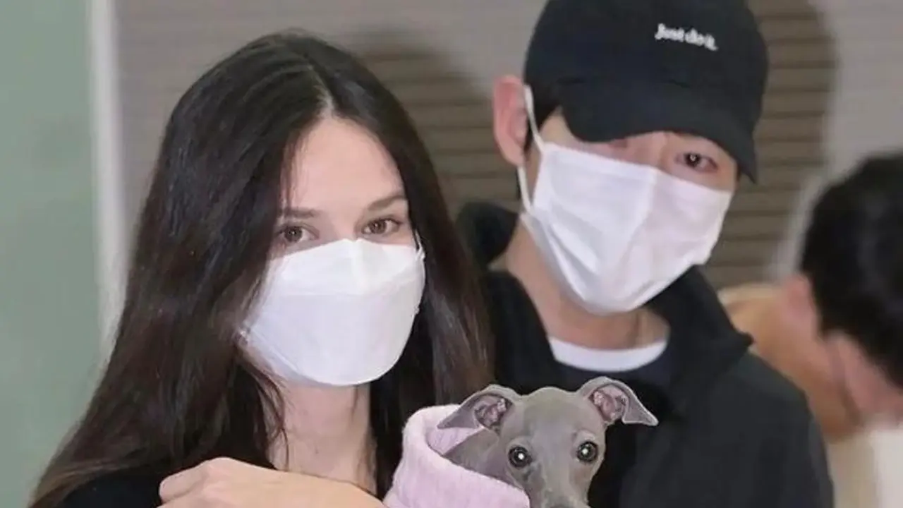 Tampilan Perdana Song Joong Ki dan Katy Louise di Depan Publik Setelah Menikah, Kompak Serba Hitam