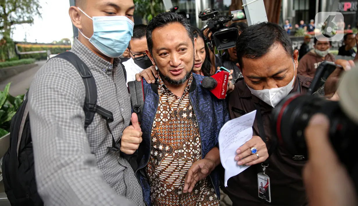 Kepala Kantor Bea Cukai Makassar Andhi Pramono sembari meninggalkan Gedung Merah Putih KPK usai menjalani pemeriksaan di Jakarta, Selasa (14/3/2023). Berdasarkan LHKPN terakhirnya, Adhi tercatat punya kekayaan Rp13,7 miliar. Kekayaannya terdiri dari berbagai sumber. (Liputan6.com/Faizal Fanani)