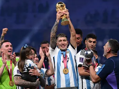 Lisandro Martinez menjadi salah satu pemain yang berkontribusi lebih untuk gelar juara Piala Dunia 2022 Timnas Argentina. Bek andalan Manchester United ini sering dipercaya tampil oleh pelatih Lionel Scaloni untuk mengisi skuadnya. Dari lima laga, Martinez tercatat mampu mengumpulkan total 301 menit bermain. (AFP/Kirill Kudryavtsev)
