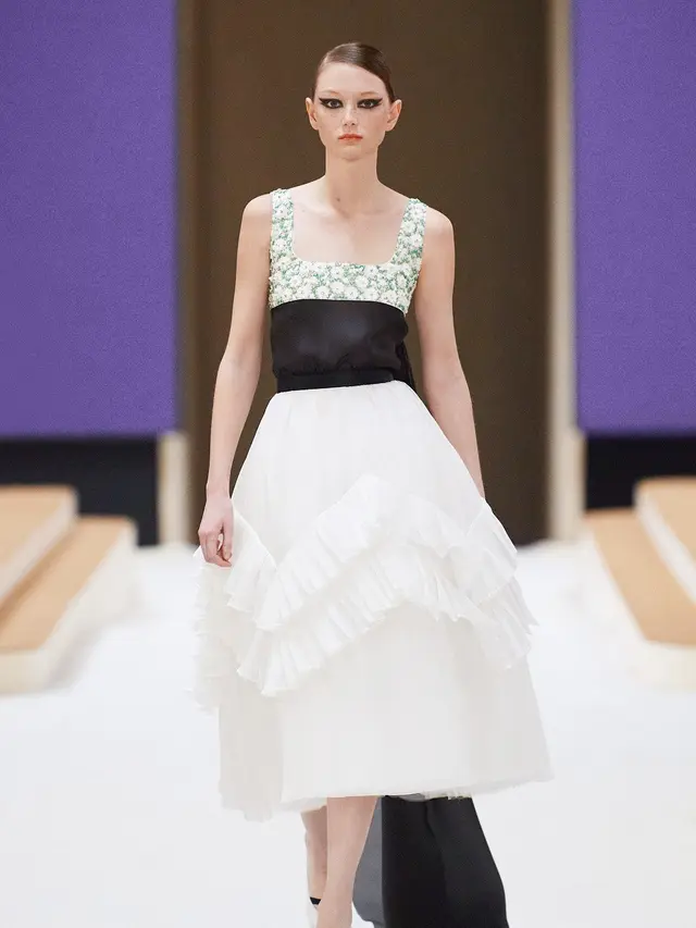 Chanel Suguhkan Koleksi Tweed Ikonis untuk Musim Semi-Panas 2022