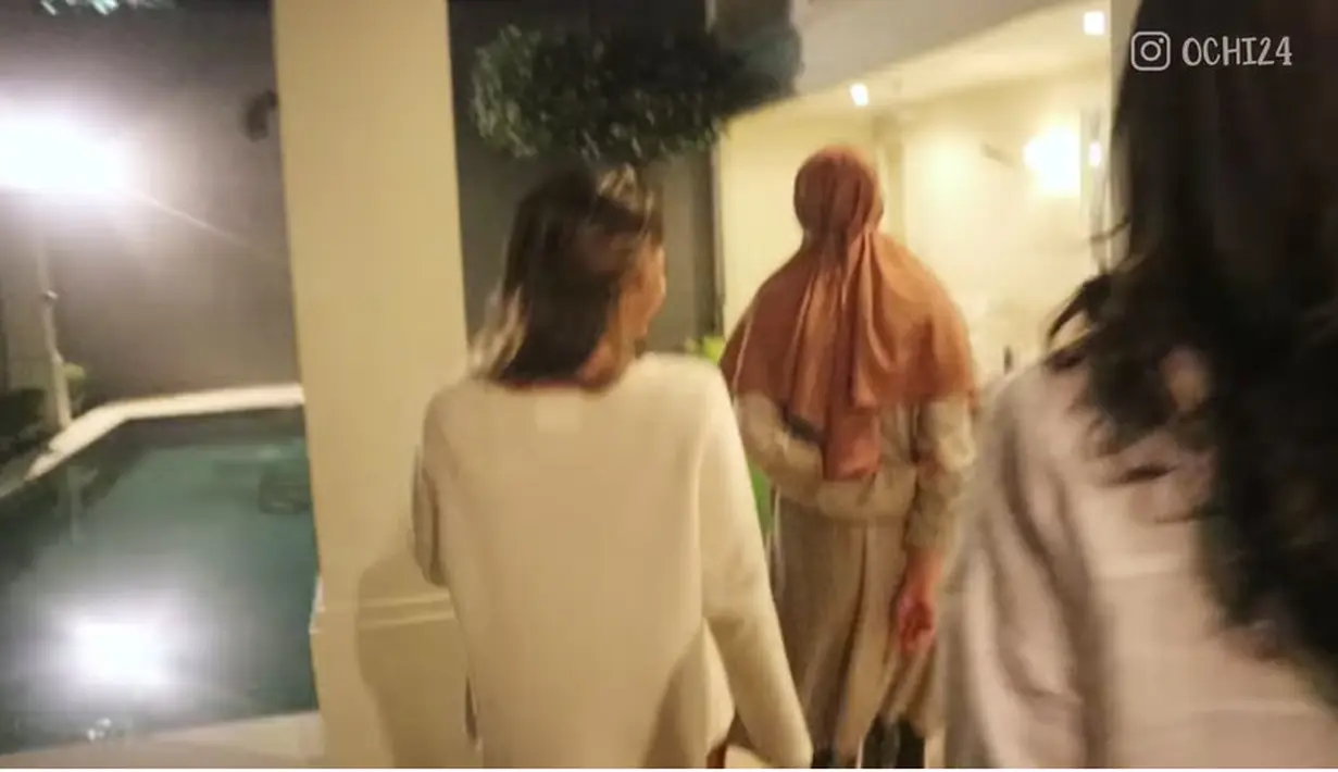 Ke belakang, ada halaman yang sangat luas. Selain ada kolam renang, di halaman belakang juga terdapat kandang burung berukuran besar. [Youtube/Ochi Rosdiana]