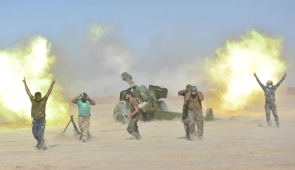 Pasukan Khusus Irak menembakan senjata artileri saat pertempuran dengan pasukan ISIS di selatan Mosul, Irak, Sabtu (29/10). Pasukan Khusus Irak terus menggempur ISIS yang menguasai kota Mosul. (REUTERS)