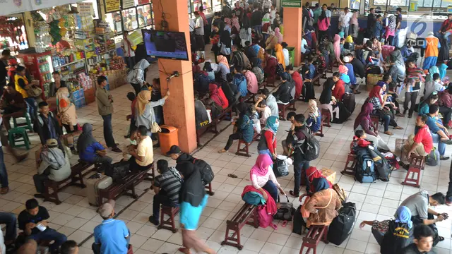 Pemudik Mulai Padati Terminal Kampung Rambutan