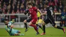 Striker Bayern Munchen, Robert Lewandowski berusaha melewati kiper Dinamo Zagreb, Eduardo pada laga Liga Champions di Stadion Allianz Arena, Jerman, Rabu (30/9/2015). (AFP Photo/Guenter Schiffmann)