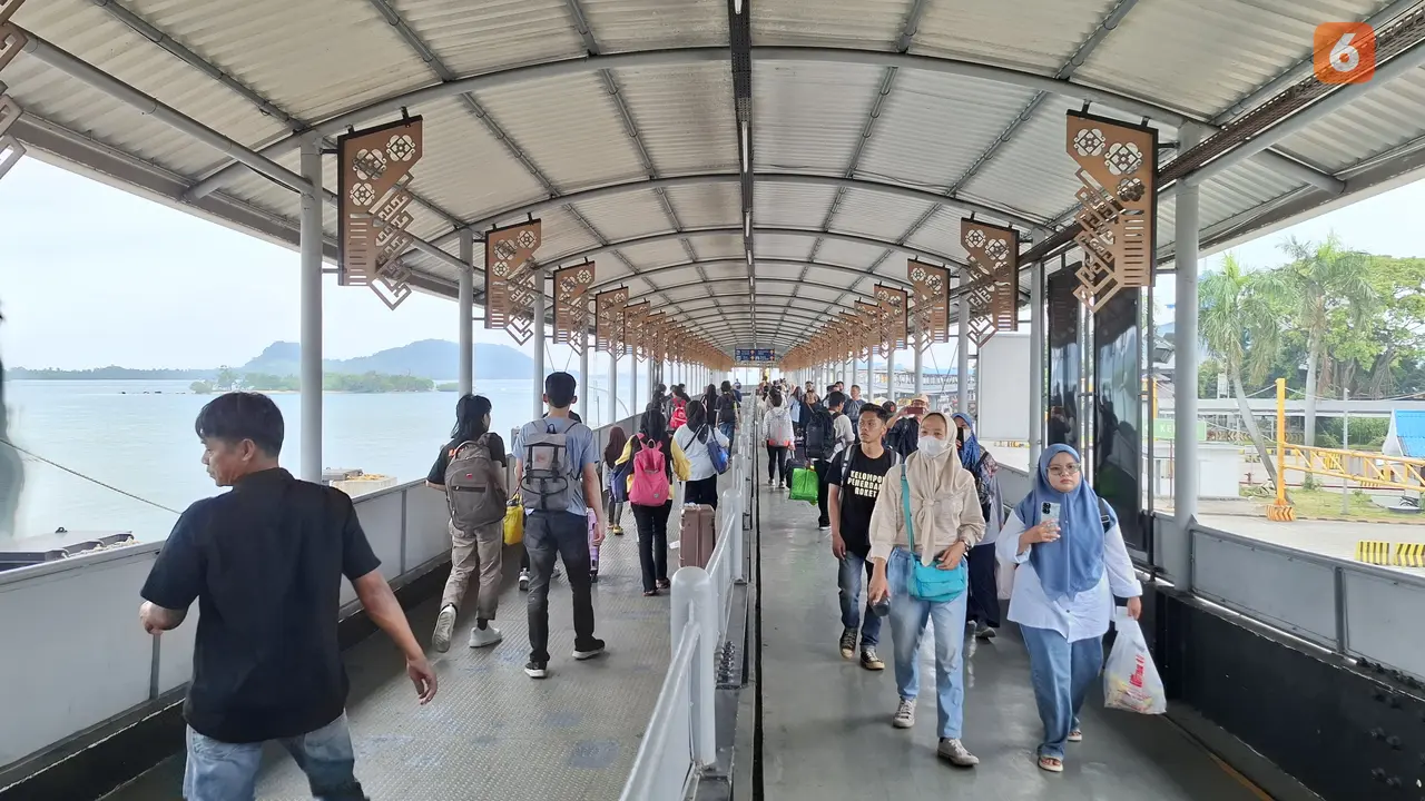 Pemudik pejalan kaki yang hendak menaiki kapal di Dermaga Reguler Pelabuhan Bakauheni, Lampung Selatan. Foto : (Liputan6.com/Ardi).