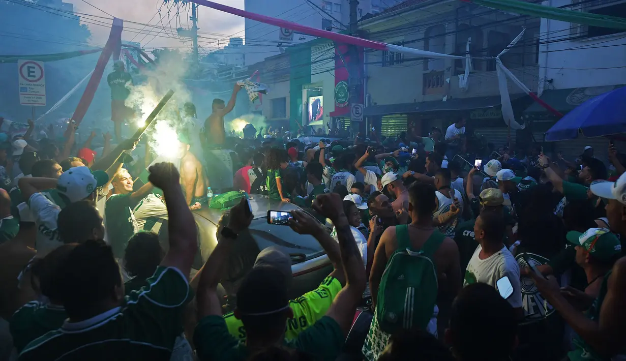 Suporter tim sepakbola Palmeiras merayakan kemenangan usai mengalahkan Santos dalam ajang Copa Libertadores 2020. (Foto: Nelson Almeida)