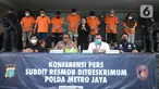 Kabid Humas Polda Metro Jaya, Kombes Pol Yusri Yunus memberikan keterangan kasus pemalsuan surat hasil tes PCR dan swab antigen di Jakarta, Selasa (13/7/2021). Petugas mengamankan barang bukti dokumen pembuatan surat swab antigen dan PCR palsu bertarif Rp170 - Rp 300 ribu. (merdeka.com/Imam Buhori)