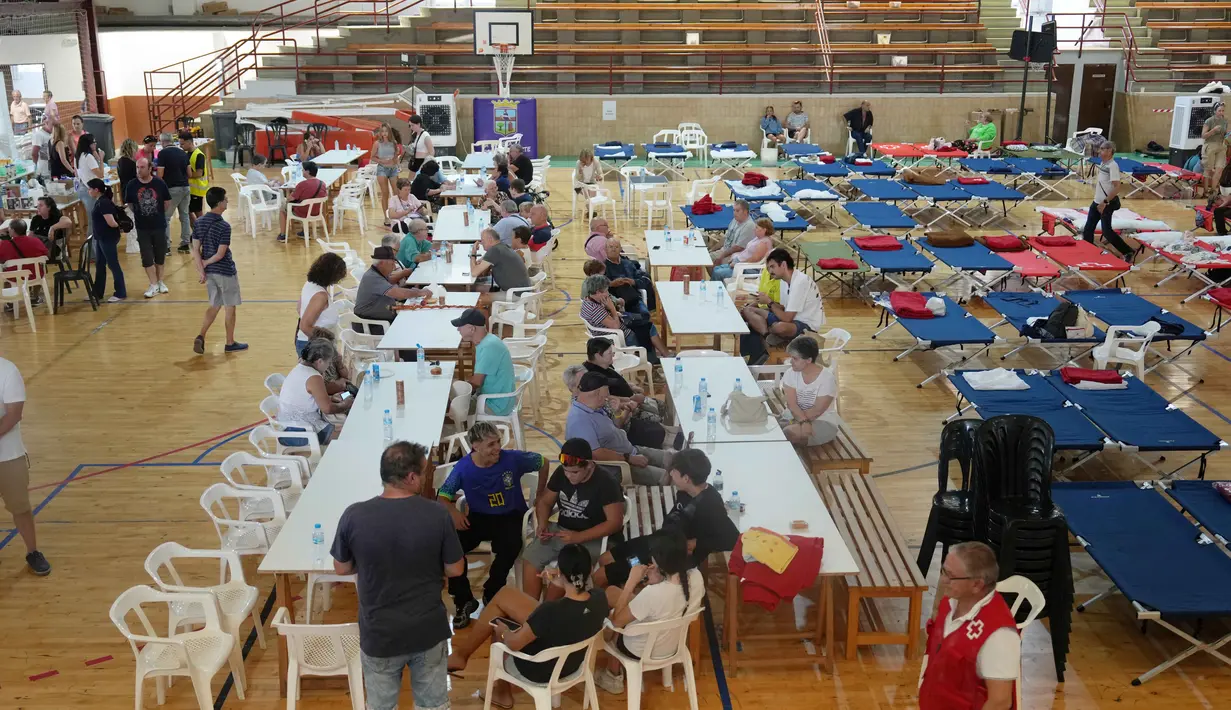 Di provinsi Leon, kebakaran di Yeres membuat sekitar 800 orang dievakuasi atau berlindung di rumah. Kebakaran juga mengancam Las Medulas—situs warisan dunia UNESCO—yang terkenal dengan tambang emas era Romawi. (CESAR MANSO/AFP)