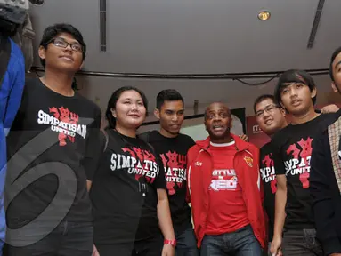 Paul Parker menyempatkan berfoto bersama dengan fans usai konferensi pers di Jakarta (Liputan6.com/Helmi Fithriansyah)