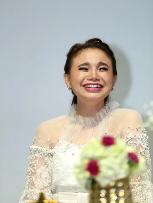 Ibu satu anak itu mengungkapkan bahwa selama ini, banyak yang tidak diketahui dari Isyana. Dibalik pembawaannya terkesan pemalu, Isyana merupakan wanita yang gemar bercanda. (Nurwahyunan/Bintang.com)