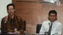 Wakil Ketua KPK Laode Muhammad Syarif (kanan) dan Jubir KPK Febri Diansyah memberi keterangan terkait dugaan TPPU, Jakarta, Jumat (18/5). KPK menetapkan korporasi sebagai tersangka TPPU kasus Bupati Kebumen Mohamad Yahya Fuad.(Merdeka.com/Dwi Narwoko)