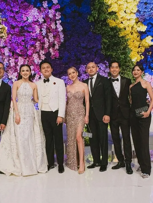 Bunga Citra lestari mengenakan slit dress sleeveless warna coklat blink-blink. Sambil membawa handbag silver. [@vidialdiano]