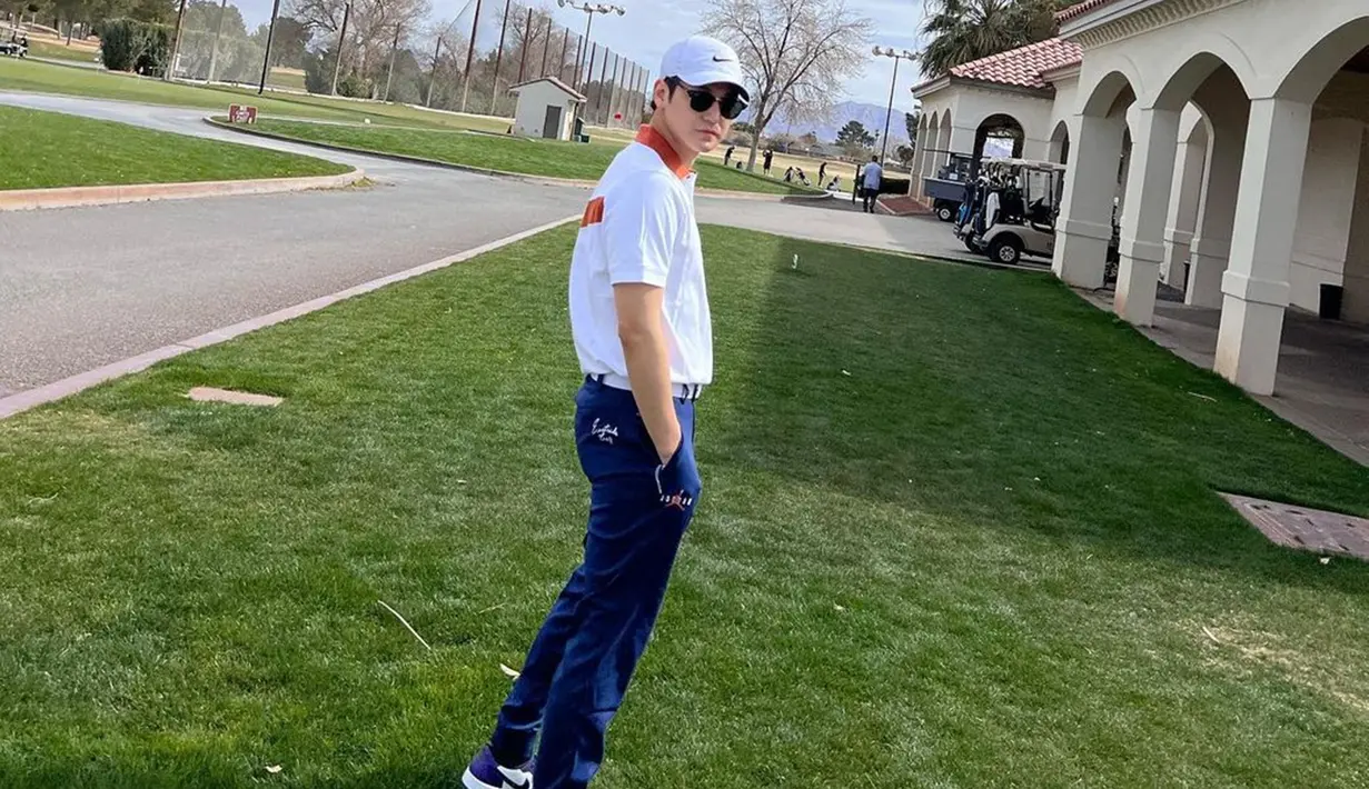 Melalui akun Instagram, Kim Bum terbilang sering mengunggah gaya OOTD. Gaya kasual pria yang dikenal luas lewat drama Boy Over Flower ini pun tak lepas dari sorotan. (Liputan6.com/IG/@k.kbeom)