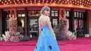 Gaun strapless ini menampilkan detail sulaman bunga indah, yang membuat semua mata tertuju pada Taylor Swift. [Twitter]
