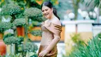 Kahiyang Ayu menjadi sorotan dengan penampilan terbarunya yang memukau. Istri Bobby Nasution itu tampak makin langsing dengan dress off shoulder warna cokelat yang dikenakannya. Parasnya makin memesona dengan riasan flawless. Blush on pink dan lipstik pink glossynya menyempurnakan senyumnya yang manis. (Liputan6.com/IG/@ayanggkahiyang)