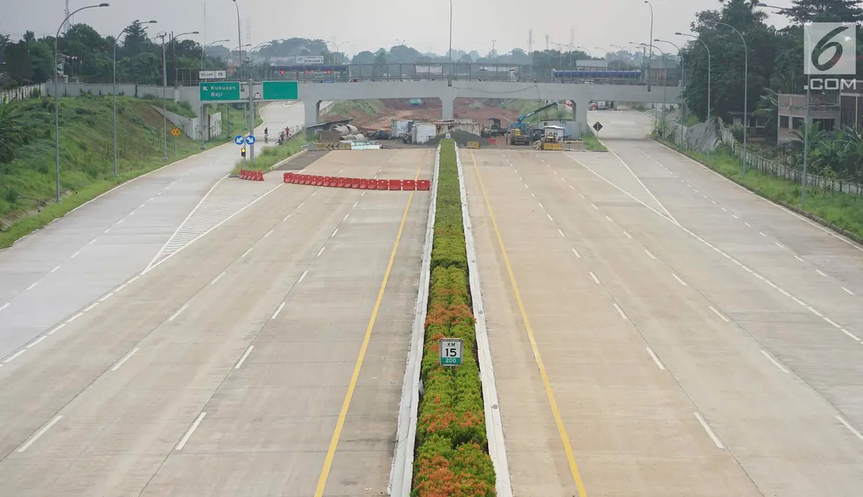 Suasana Jalan Tol Cijago Seksi II ruas Bogor-Kukusan yang sepi aktivitas di Depok, Jawa Barat, Senin (17/6/2019). Setelah sempat diuji coba selama dua pekan, ruas tol yang nantinya menghubungkan jalur Jagorawi-Cinere tersebut kembali ditutup untuk umum. (Liputan6.com/Immanuel Antonius)