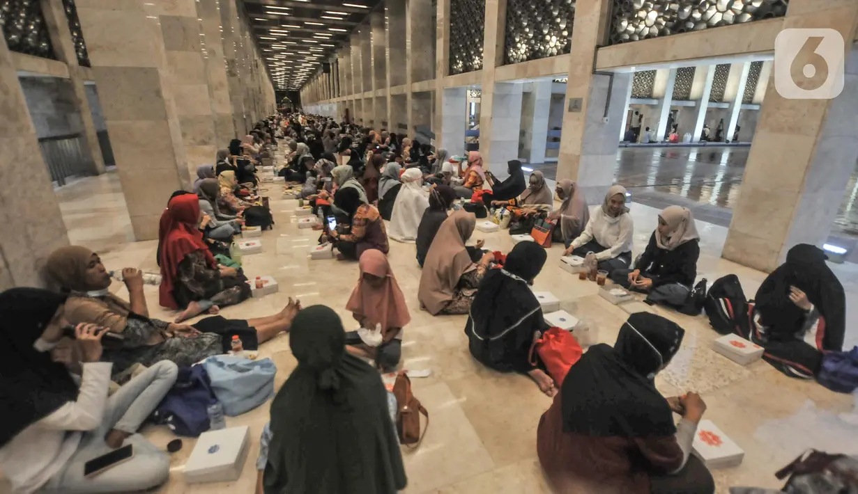 Umat Muslim berbuka bersama pada hari pertama ibadah puasa di Masjid Istiqlal, Jakarta Pusat, Minggu (3/4/2022). Kebijakan Pemerintah memperbolehkan umat Islam untuk melaksanakan buka puasa bersama pada Ramadhan 1443 H menyusul kasus covid-19 yang sudah melandai. (merdeka.com/Iqbal S.Nugroho)