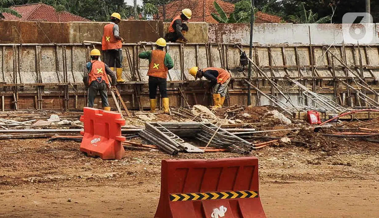 Pekerja menyelesaikan proses pembangunan underpass di Jalan Dewi Sartika, Depok, Jawa Barat, Rabu (16/11/2022). Progres pembangunan underpass yang melintang dari arah Dewi Sartika ke Jalan Margonda Raya dengan panjang penanganan 970 meter dan panjang underpass 470 meter itu sudah mencapai 70 Persen. (Liputan6.com/Herman Zakharia)