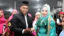 Pasangan nikah massal meluapkan kebahagiaan usai ijab kabul di jalan MH Thamrin, Jakarta, Senin (31/12). 557 pasangan mengikuti nikah massal dan isbat nikah pada malam pergantian tahun 2018-2019. (Liputan6.com/Helmi Fithriansyah)