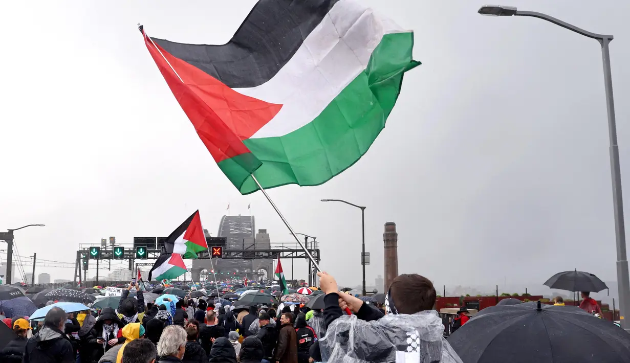 Dalam aksinya, pengunjuk rasa menentang tindakan Israel dan kekurangan pangan yang sedang berlangsung di Jalur Gaza. (DAVID GRAY/AFP)