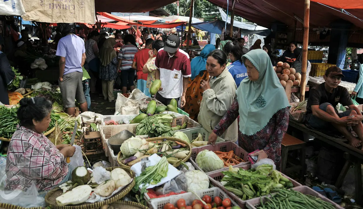 Sejumlah warga memadati kios penjual sayur-mayur di pasar tradisional Pasar Minggu, Jakarta, Senin (4/7). Warga menyerbu pasar tradisional untuk mencari kebutuhan Hari Raya Idul Fitri. (Liputan6.com/Yoppy Renato)