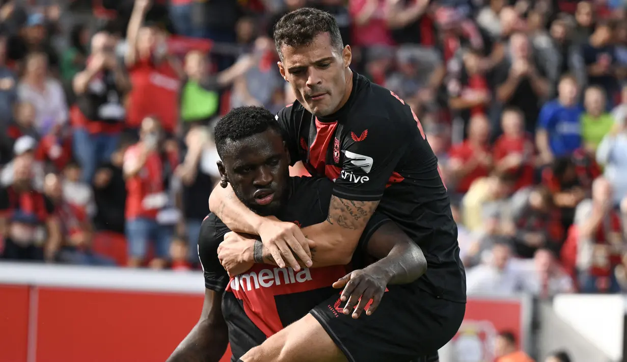 Eks andalan Arsenal, Granit Xhaka juga didatangkan Bayer Leverkusen pada awal musim 2023/2024 dengan nilai transfer 15 juta euro. Jadi pilihan utama pelatih Xabi Alonso, Granit Xhaka hingga kini telah tampil dalam 28 laga di semua kompetisi. (AFP/Ina Fassbender)