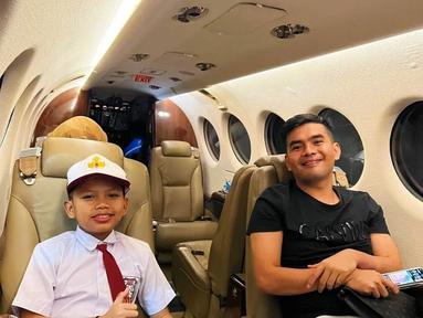 Farel Prayoga siap berangkat ke Kalimantan untuk manggung. Walau di hari sekolah, tak menghalanginya lantaran ia belajar di dalam pesawat jet pribadi. (Foto: Instagram/@zidniyazidni)