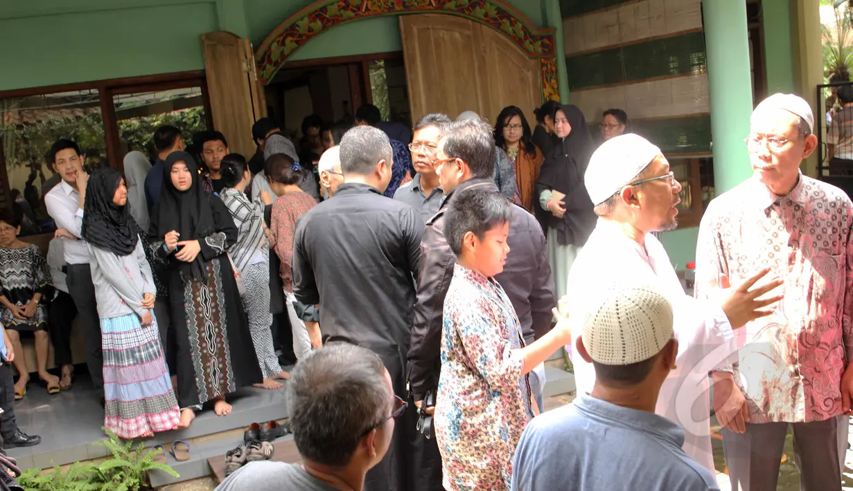 Sejumlah keluarga dan kerabat mendatangi rumah duka almarhum Didi Widiatmoko atau lebih akrab disapa Didi Petet di kawasan Ciputat, Tangsel, Jumat (15/5/2015). Didi Petet meninggal di usia 58 Tahun. (Liputan6.com/Helmi Afandi)