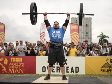 Matjaz Belsak dari Slovenia mengangkat beban pada kompetisi pria terkuat di dunia atau World’s Strongest Man di Manila, Filipina, 5 Mei 2018. Para peserta harus mengikuti 6 tantangan untuk menyandang gelar manusia terkuat di planet bumi. (NOEL CELIS/AFP)