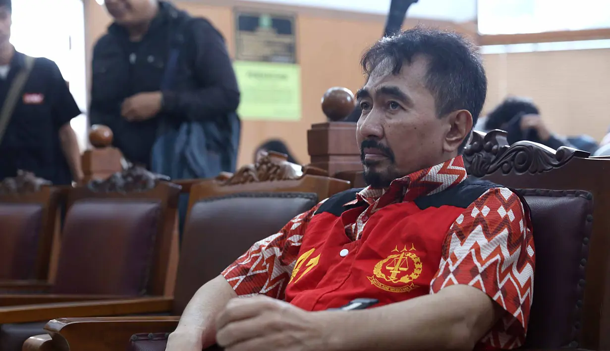 "Kok enggak profesional? Jadi harus tunggu putus dulu? Saudara tidak dapat menghadirkan Terdakwa jadi sidang tidak dapat dilanjutkan. Masalah tuntutan selesai tidak selesai itu urusan anda," ujar Guntur dalam persidangan.  (Nurwahyunan/Bintang.com)