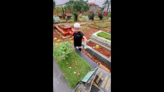 Gala Sky Kunjungi Makam Vanessa Angel dan Bibi Andriansyah, Bikin Pilu Saat Tawari Makanan Ringan Miliknya ke Batu Nisan. (instagram.com/galaasky)