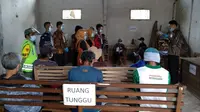 Warga Adat Kampung Naga menggunakan hak pilihnya di Pilkada 2020. (Foto: Jayadi Supriadin).