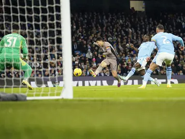 Penyerang Tottenham Hotspur, Son Heung-min, tengah, mencetak gol pembuka ke gawang Manchester City pada laga pekan ke-14 Liga Inggris 2023/2024 di Etihad Stadium, Minggu malam WIB (3/12/2023). (AP Photo/Dave Thompson)